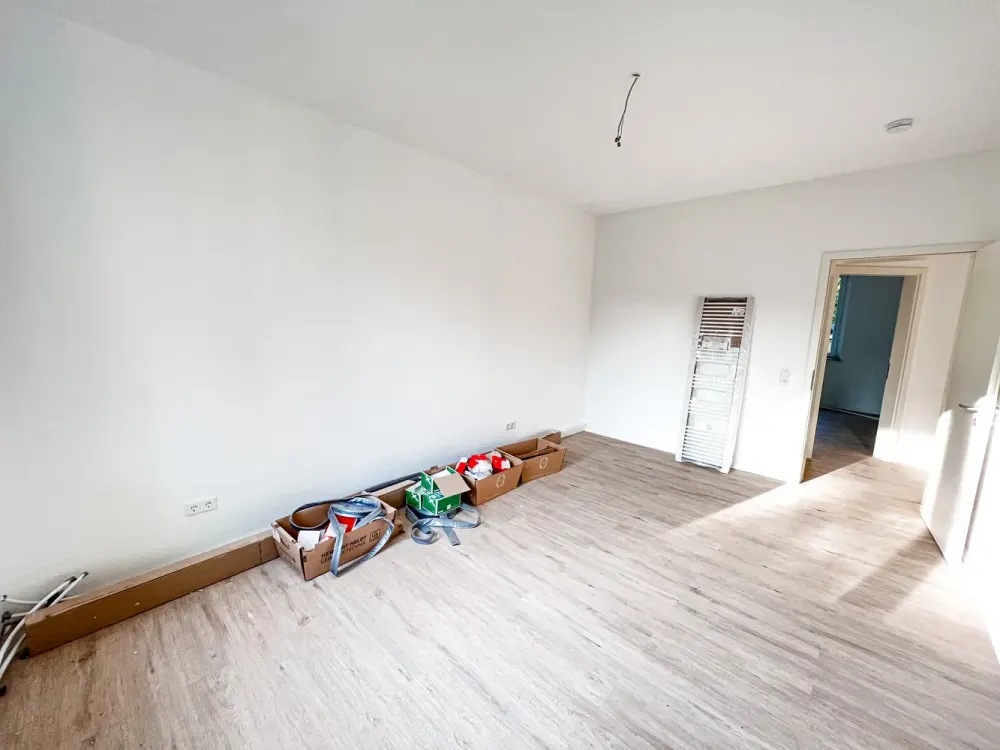 ***Gepflegte Etagenwohnung mit Balkon, Venylböden, neuem Wannenbad & Wohnküche***
