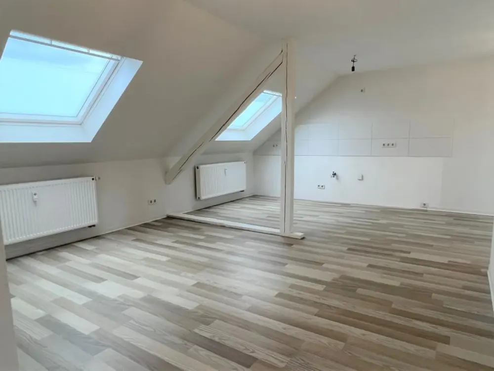 * charmante DACHGESCHOSS 2 ZKG Wohnung mit gemütlichen Holzbalken * Abstellkammer * Ohne Aufzug