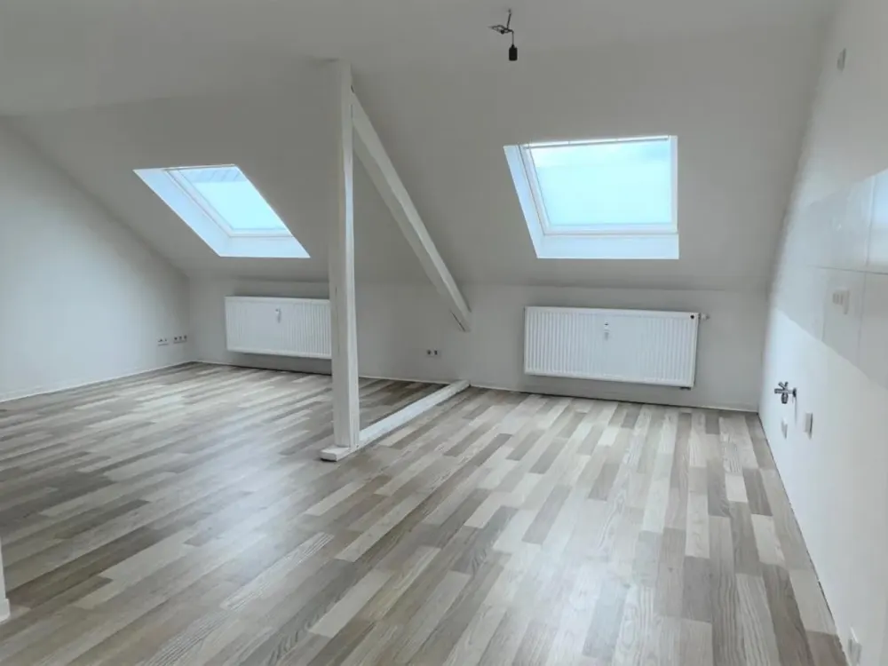 * charmante DACHGESCHOSS 2 ZKG Wohnung mit gemütlichen Holzbalken * Abstellkammer * Ohne Aufzug