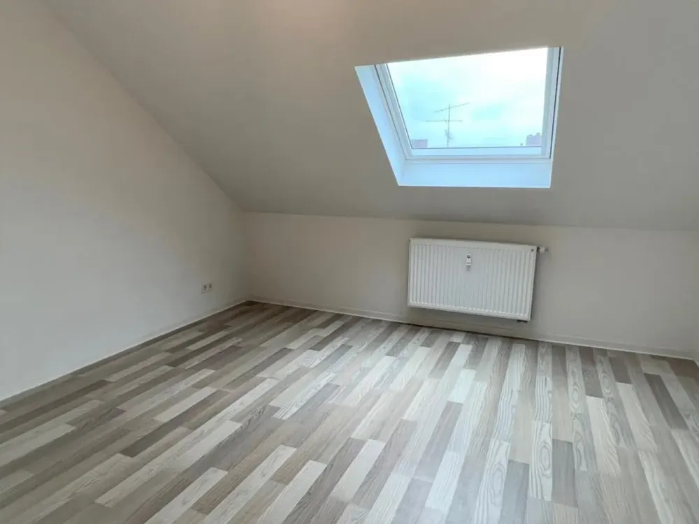 * charmante DACHGESCHOSS 2 ZKG Wohnung mit gemütlichen Holzbalken * Abstellkammer * Ohne Aufzug