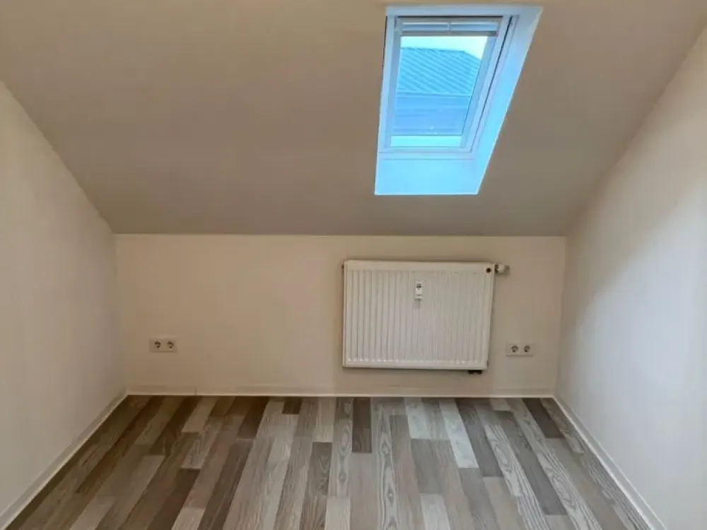 * charmante DACHGESCHOSS 2 ZKG Wohnung mit gemütlichen Holzbalken * Abstellkammer * Ohne Aufzug