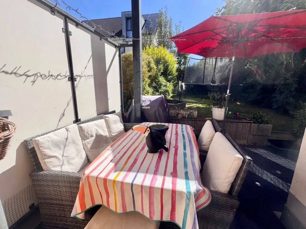 TRADITIONELL: MODERNE MAISONETTE-WOHNUNG MIT TERRASSE UND GARTEN!