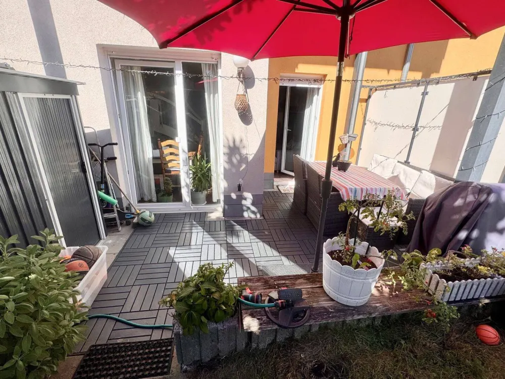 TRADITIONELL: MODERNE MAISONETTE-WOHNUNG MIT TERRASSE UND GARTEN!