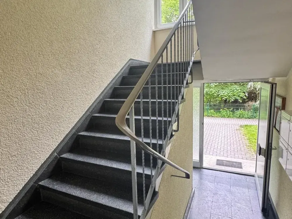 Stilvolle 2,5-Zimmer-Wohnung mit Balkon in ruhiger, attraktiver Lage zur befristeten Vermietung.