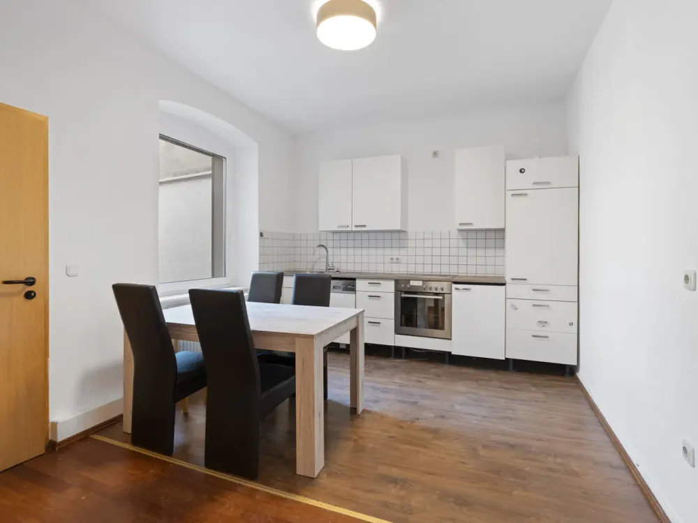 Großzügige 3,5-Zimmer-Wohnung in zentraler Lage, WG-Vermietung möglich (3 Leute), optional mit eige