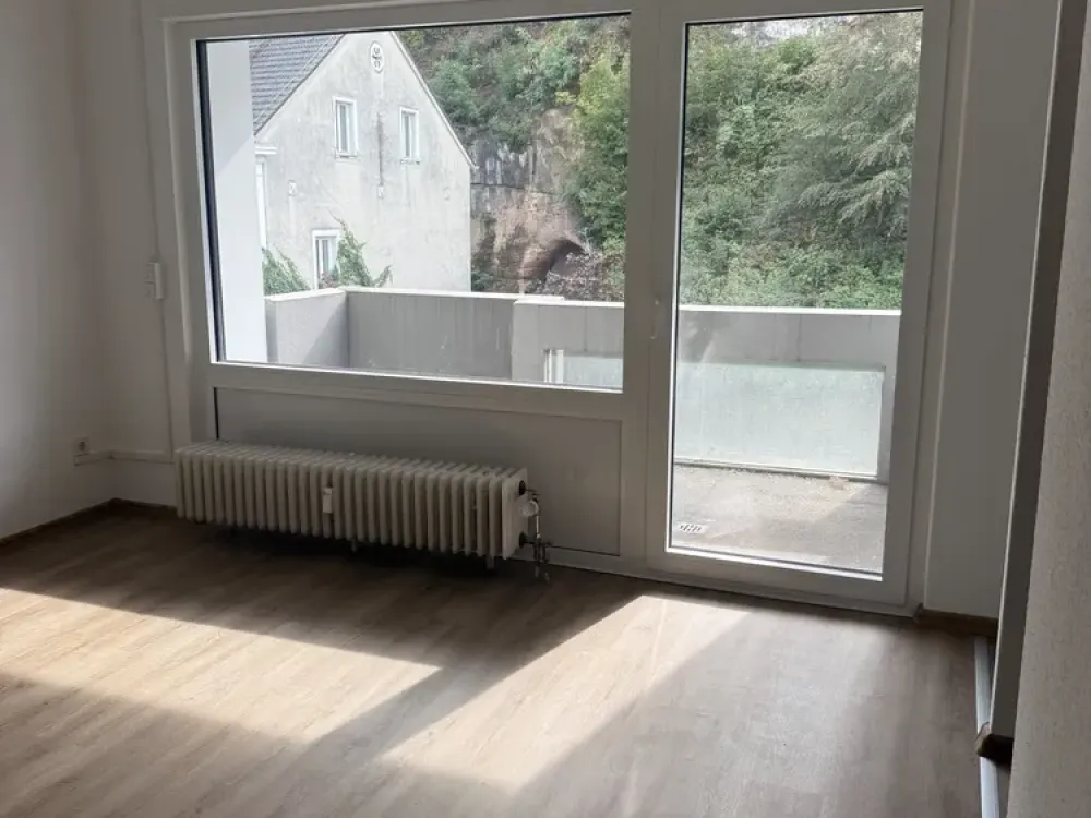 Helle Wohnung mit Balkon, Nähe Schloss/Landtag, 40 qm