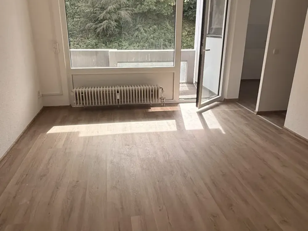 Helle Wohnung mit Balkon, Nähe Schloss/Landtag, 40 qm