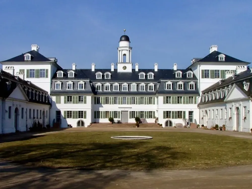 Salon-Maisonette im Schloss mit Main- und Parkblick - TG - EBK