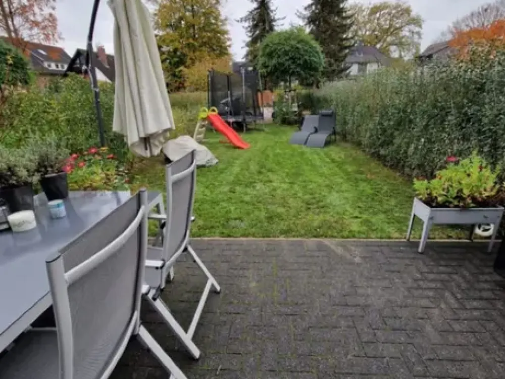 Hochwertige 4-Zimmer-Erdgeschosswohnung mit eigenem Garten und Einbauküche