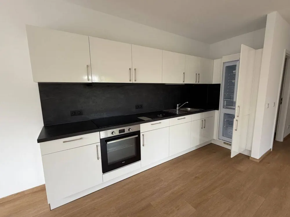 Fitted kitchen, quiet 3-room apartment