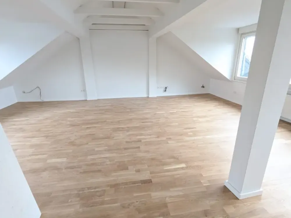 Ratingen: Helle Dachgeschosswohnung mit großem Wohnraum und Einbauküche