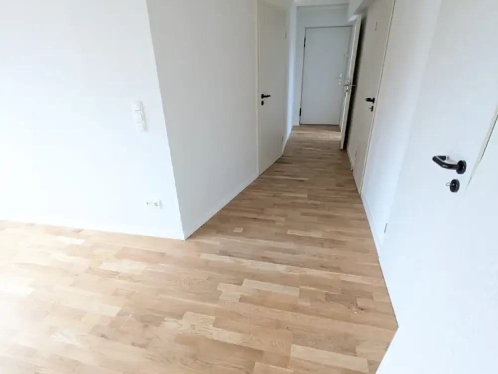 Ratingen: Helle Dachgeschosswohnung mit großem Wohnraum und Einbauküche