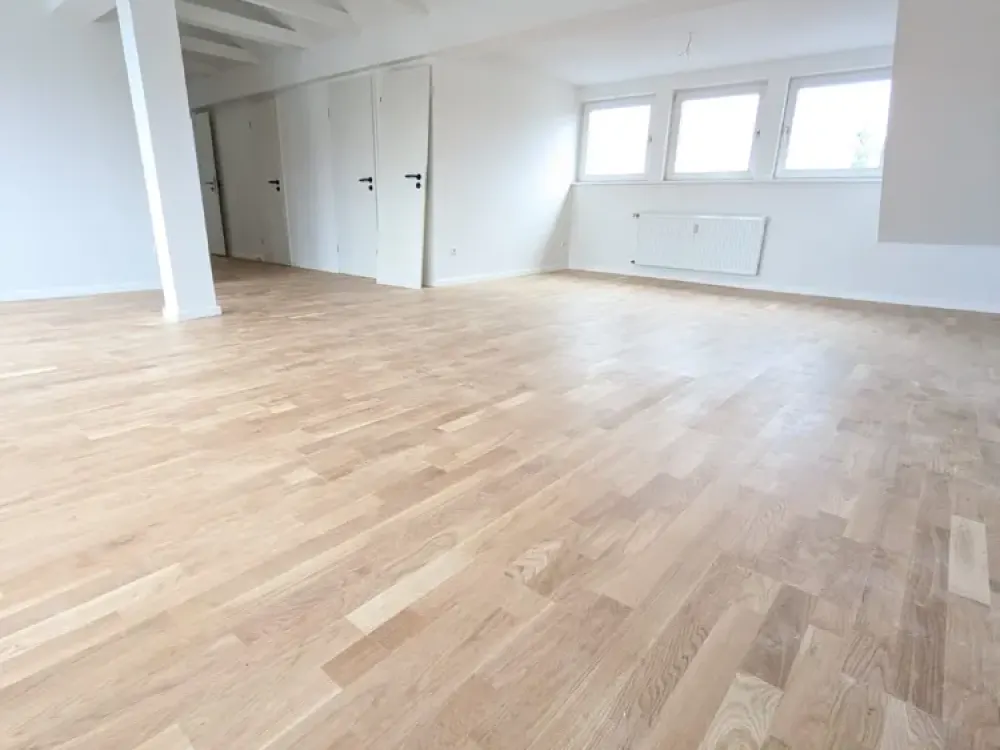 Ratingen: Helle Dachgeschosswohnung mit großem Wohnraum und Einbauküche