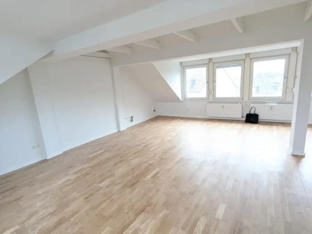 Ratingen: Helle Dachgeschosswohnung mit großem Wohnraum und Einbauküche