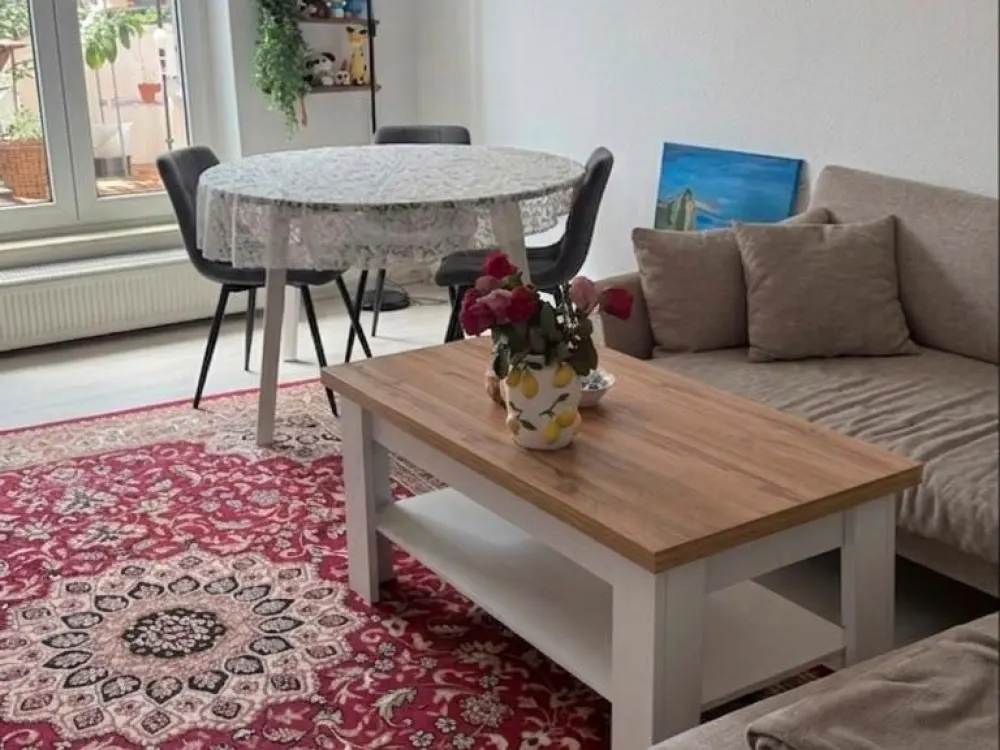 Voll möblierte 3-Zimmer-Wohnung mit großem Balkon zur Zwischenmie