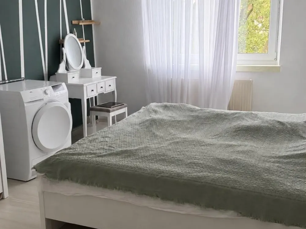 Voll möblierte 3-Zimmer-Wohnung mit großem Balkon zur Zwischenmie