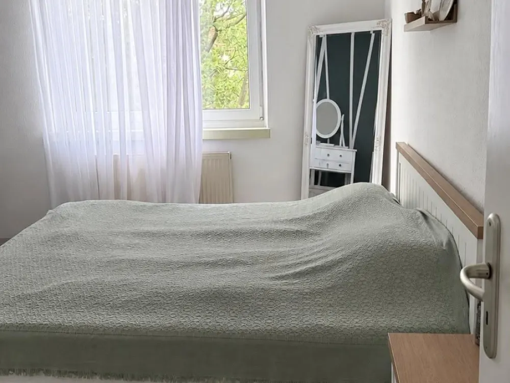 Voll möblierte 3-Zimmer-Wohnung mit großem Balkon zur Zwischenmie