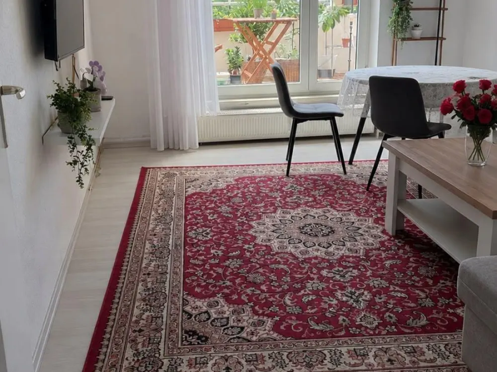 Voll möblierte 3-Zimmer-Wohnung mit großem Balkon zur Zwischenmie