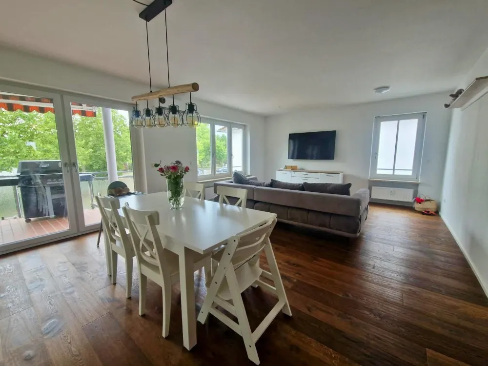 Hochwertige 2-Zimmer-Wohnung mit Balkon, Klima & TG-Stellplatz