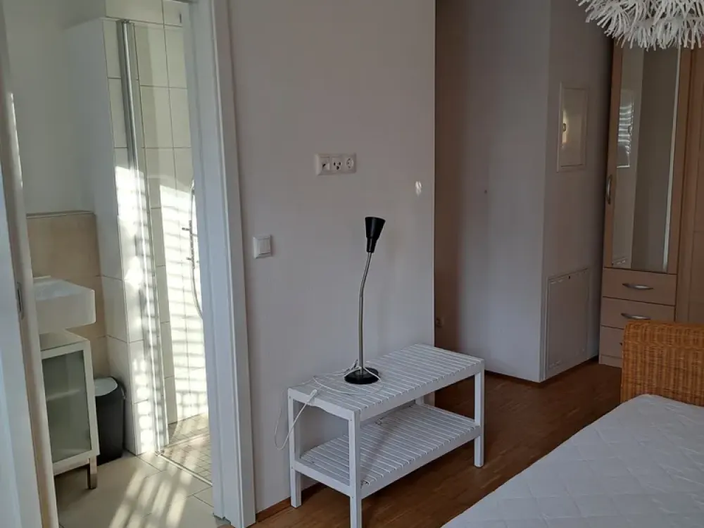 2 Zimmer, Maisonetten-Dachgeschosswohnung mit Dachterrasse, möbliert, inkl. aller Nebenkosten