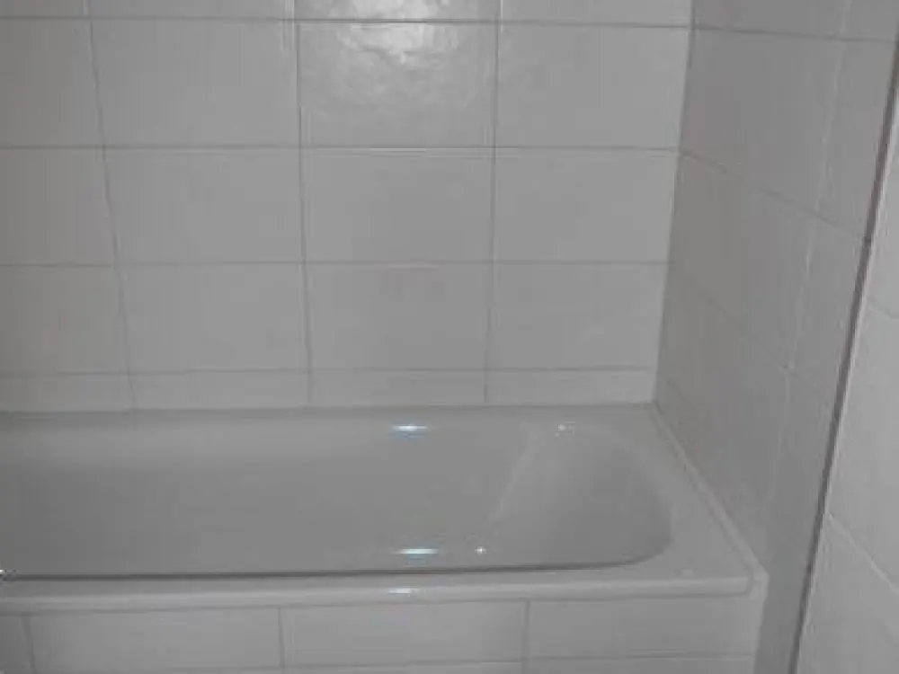 KESTLER IMMOBILIEN IVD - 3. OG - 3 ZI.-WOHNUNG - DESIGNBÖDEN - HELL GEFLIESTES BAD