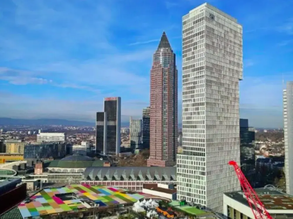 Erstbezug- Luxuriöses Wohnen über die Frankfurter Skyline mit 12 qm Loggia im 21. OG des EDEN Tower
