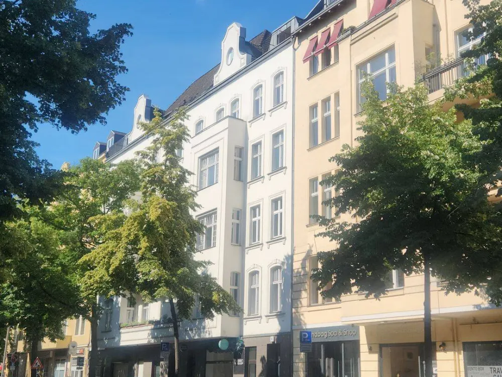 Großzügige, voll ausgestattete DG-Altbauperle mit Fahrstuhl und schöner Aussicht vom hellen Wintergarten, in Toplage nahe Ku'damm