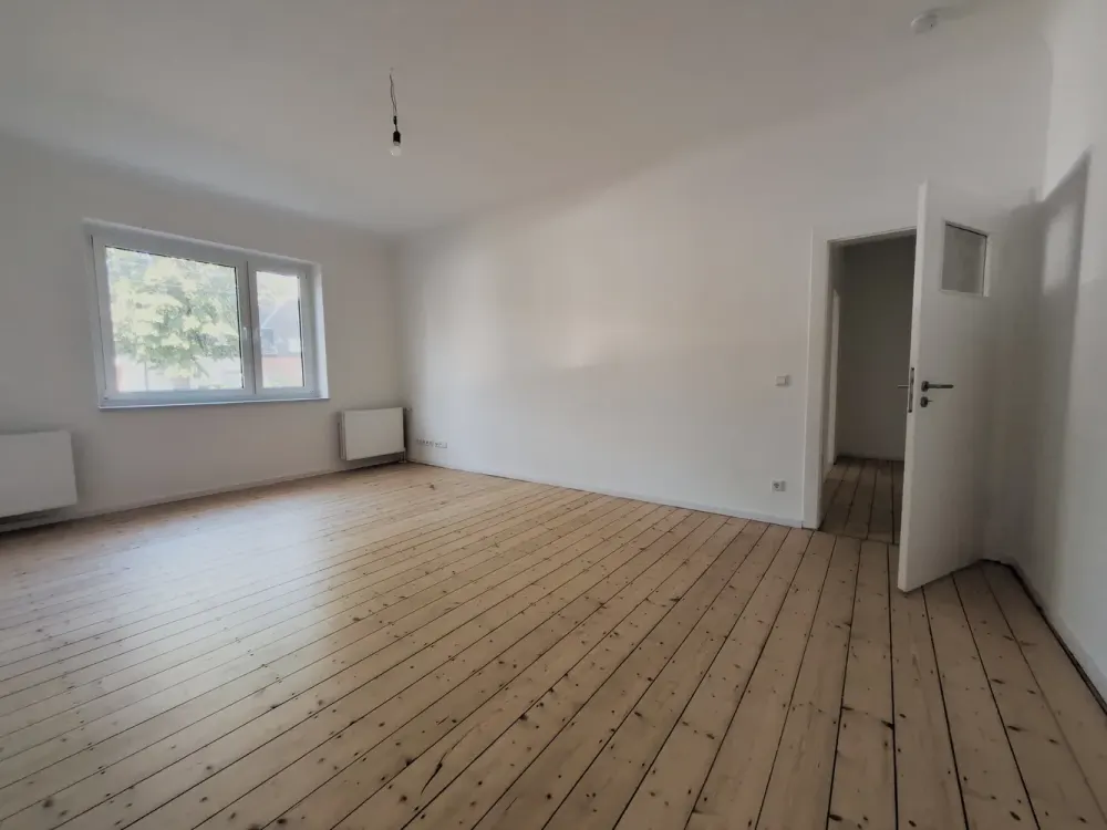 Bright 2-Room Apartment with Large Eat-In Kitchen and Balcony in Düsseldorf-Unterrath