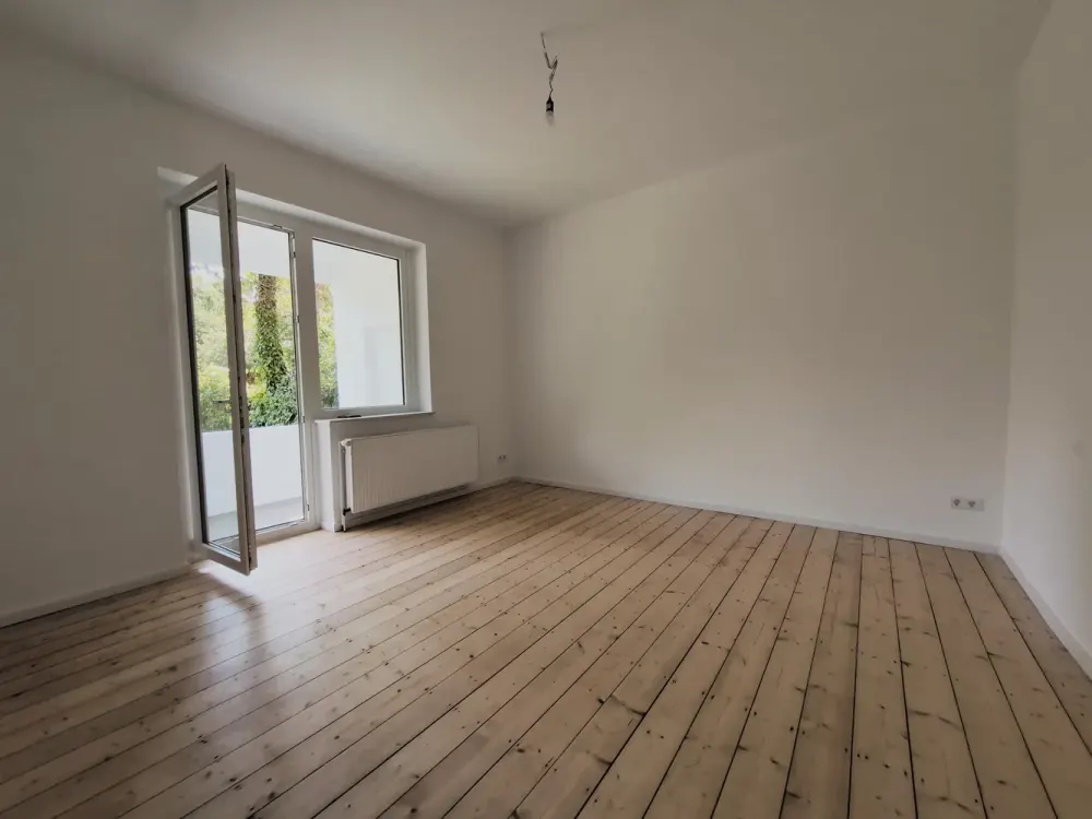 Bright 2-Room Apartment with Large Eat-In Kitchen and Balcony in Düsseldorf-Unterrath