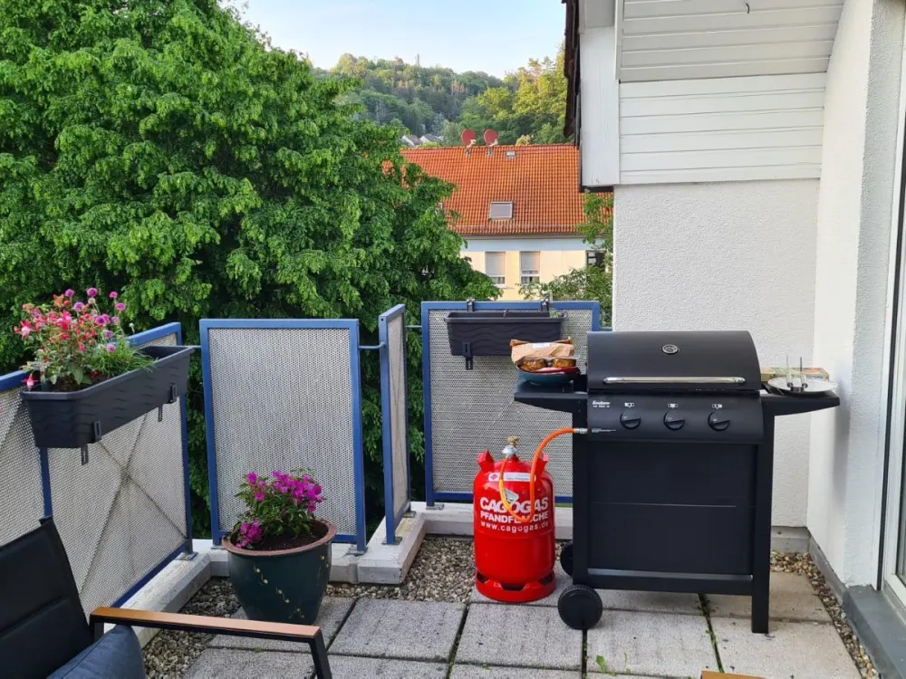 Sonnige möbilierte Maisonette-Wohnung mit Balkon, EBK und Garage