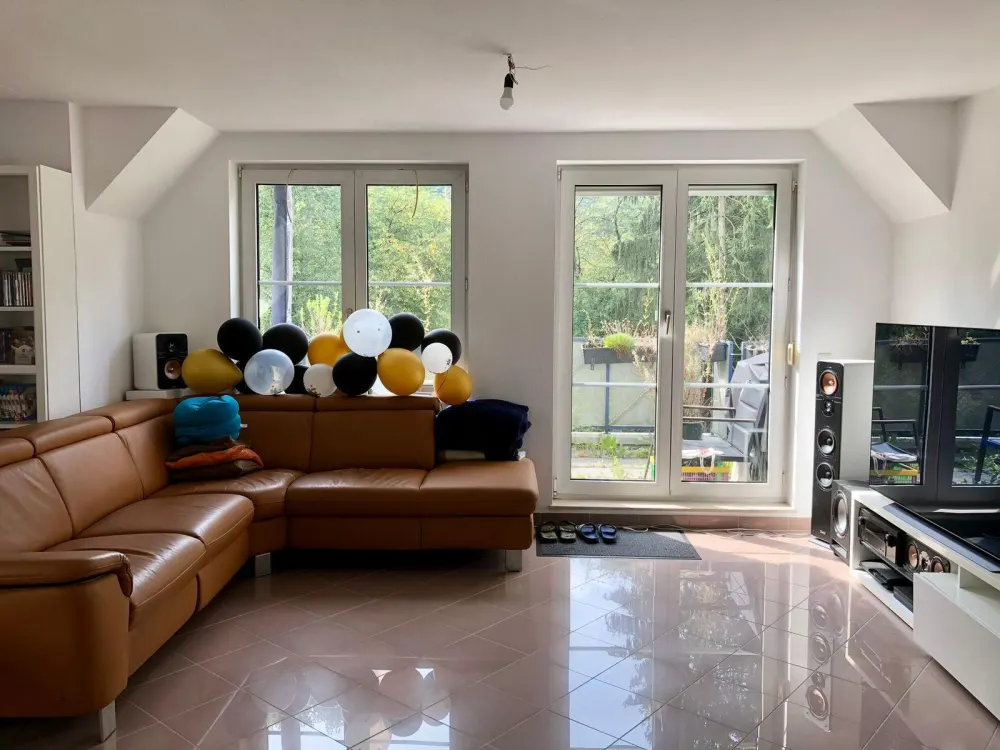 Sonnige möbilierte Maisonette-Wohnung mit Balkon, EBK und Garage
