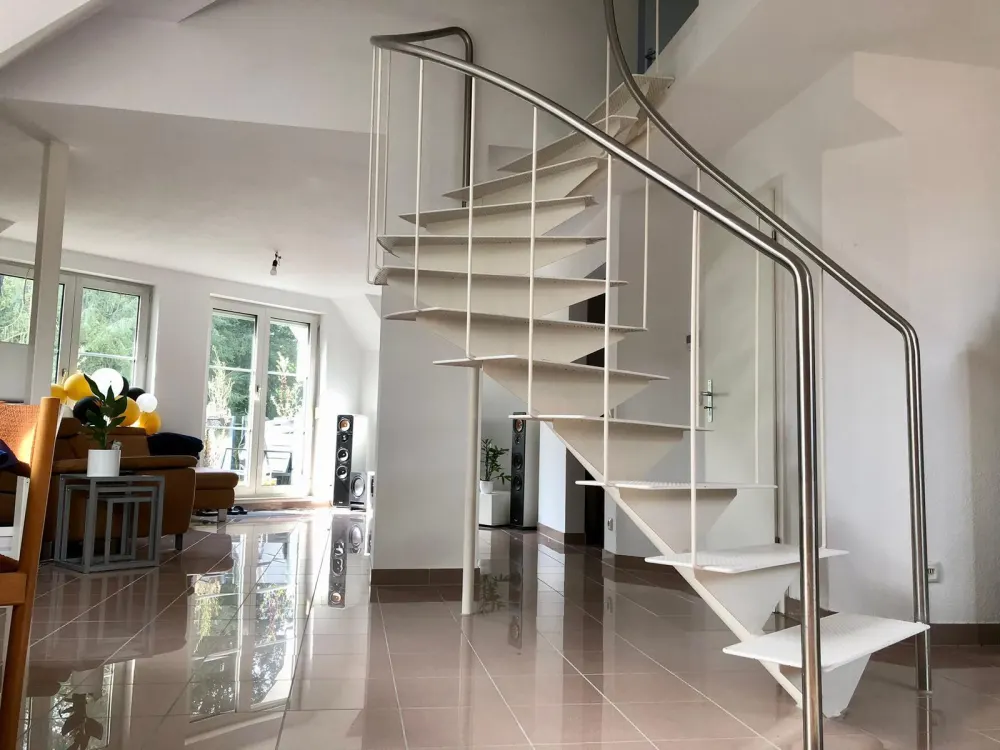 Sonnige möbilierte Maisonette-Wohnung mit Balkon, EBK und Garage