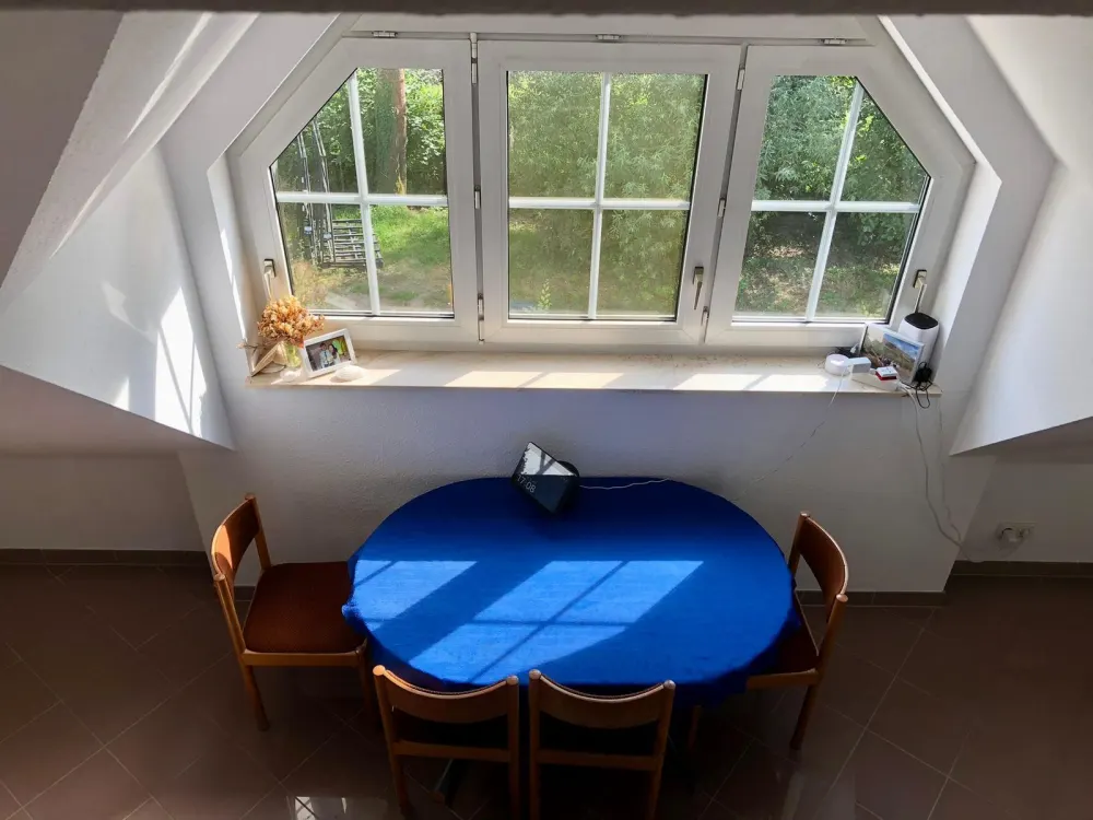 Sonnige möbilierte Maisonette-Wohnung mit Balkon, EBK und Garage