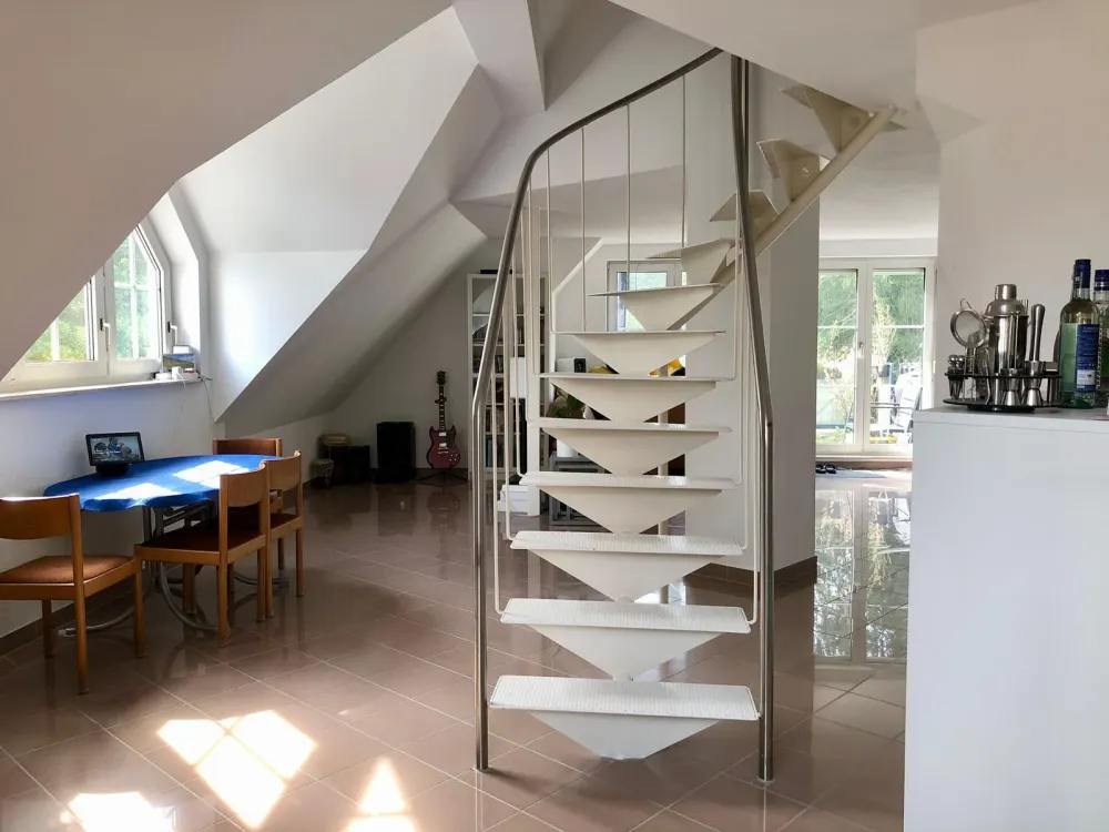Sonnige möbilierte Maisonette-Wohnung mit Balkon, EBK und Garage