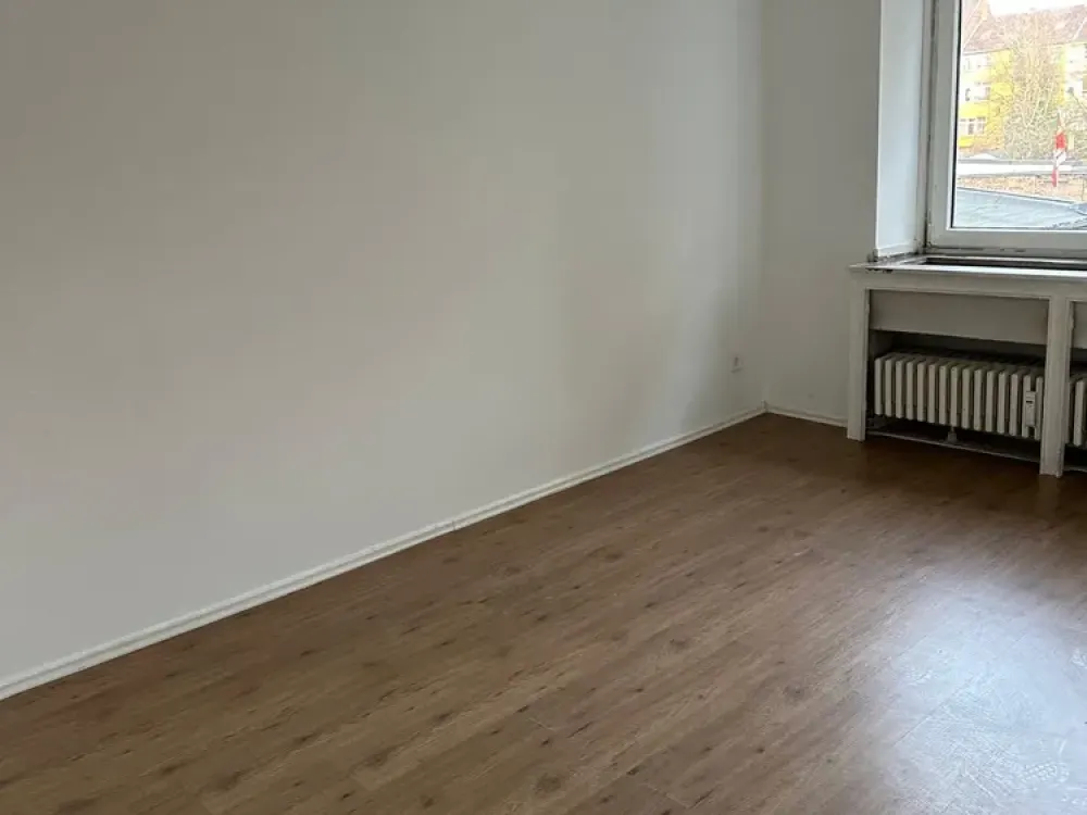 شقة جذابة ومصانة جيدًا مكونة من 3 غرف في 47055 دوسبورغ وانهايميرورت، موقع مركزي للإيجار.
