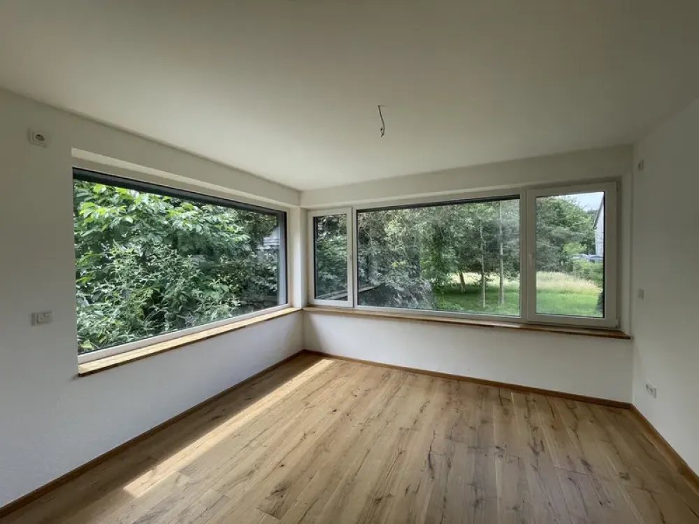 Exklusive Erdgeschosswohnung mit Sonnenterrasse und Garten am Waldrand - Erstbezug nach Sanierung