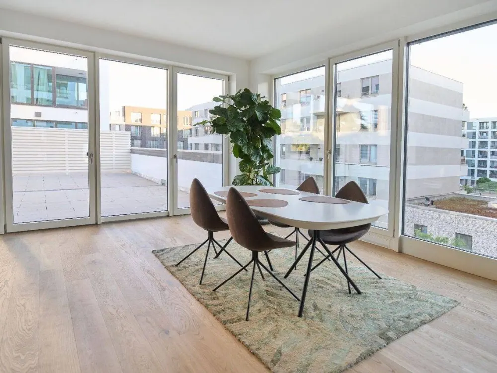 Neubau in Mitte mit Terrasse. Möbliert!