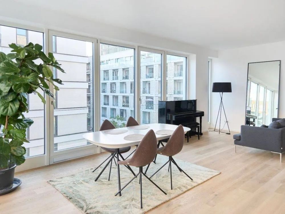Neubau in Mitte mit Terrasse. Möbliert!