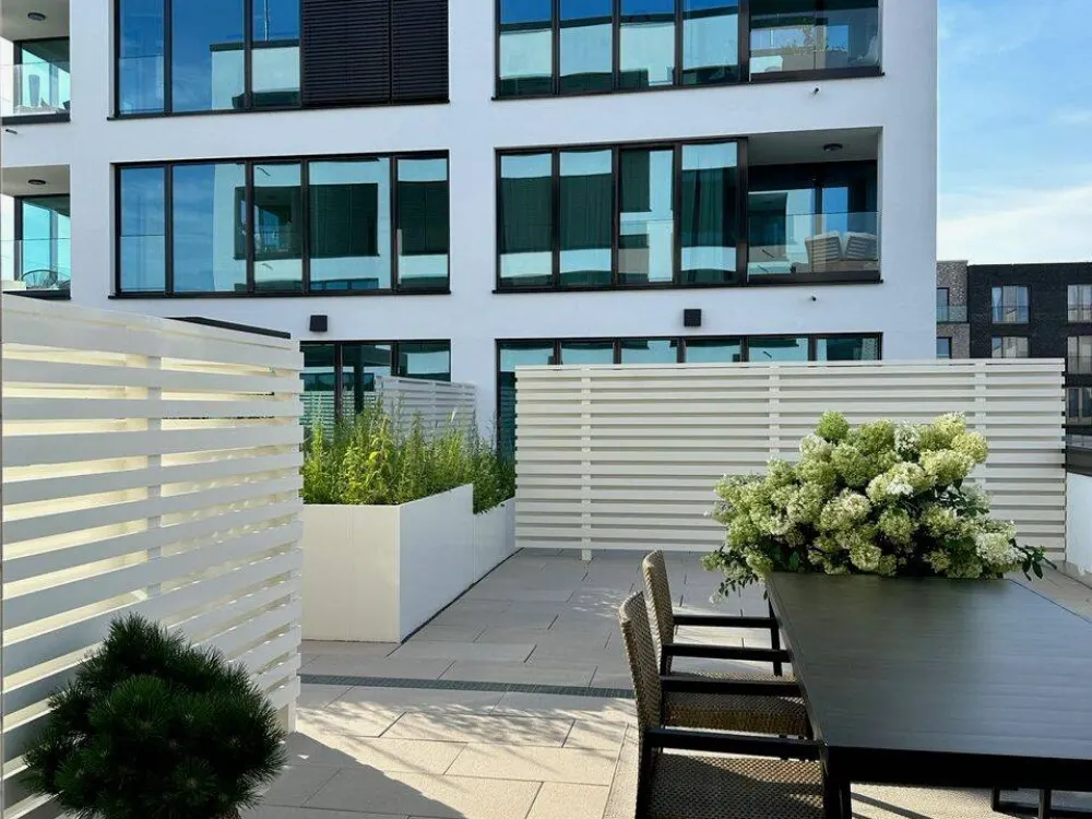 Neubau in Mitte mit Terrasse. Möbliert!