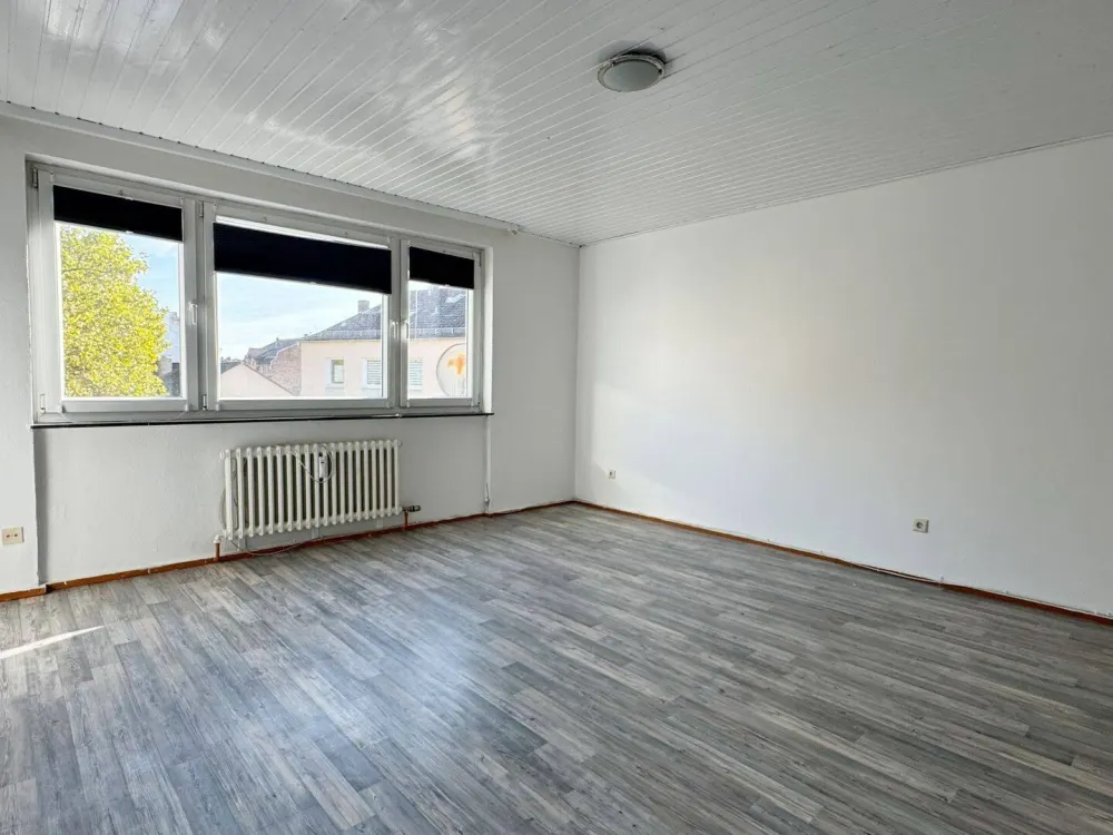 2-Room Apartment Near University with Balcony Seeks New Tenants - Students Welcome