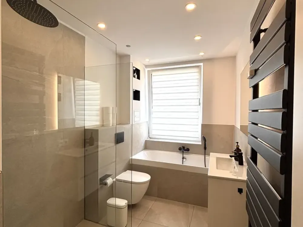 Central Renovated 3-Room Apartment with Terrace