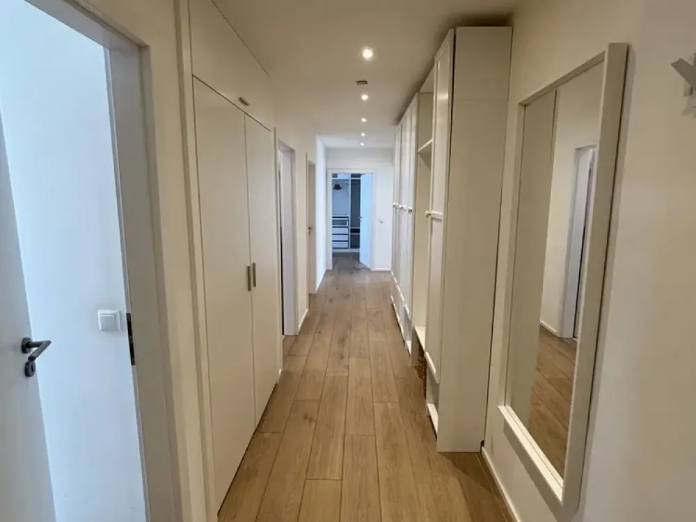 Central Renovated 3-Room Apartment with Terrace