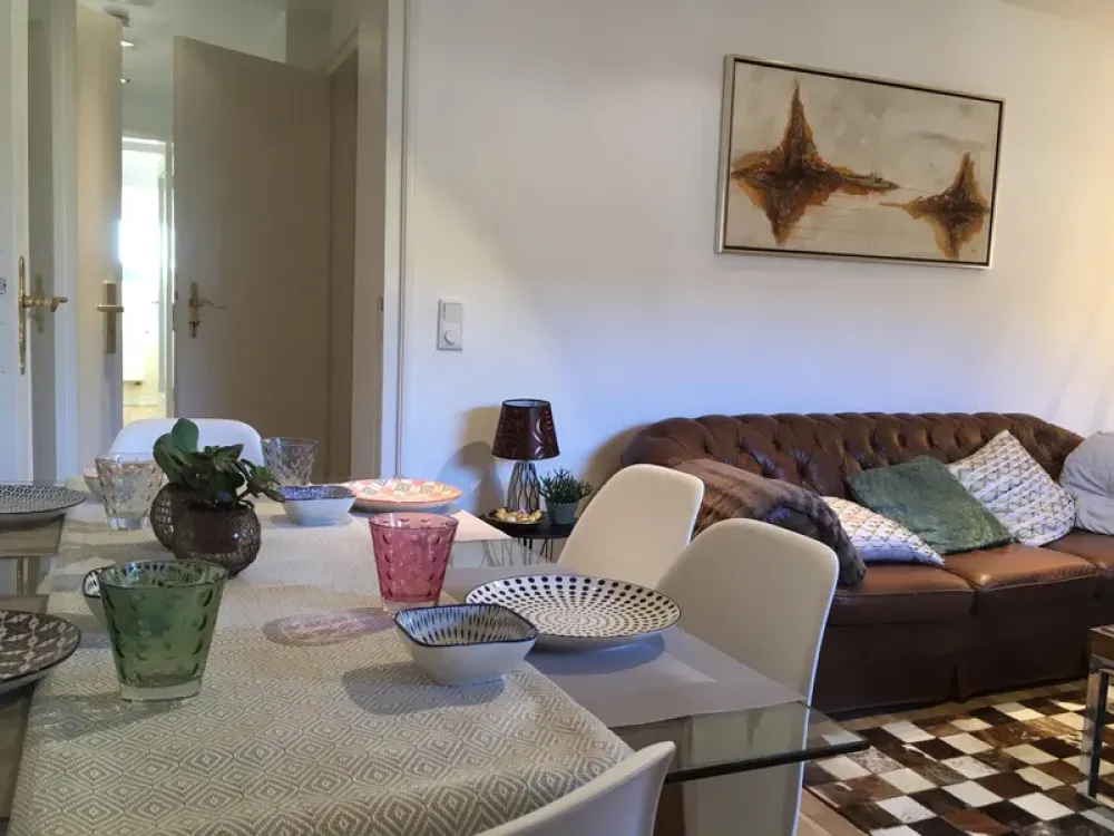 Stilvoll möblierte 2-Zimmer-DG-Wohnung mit Einbauküche