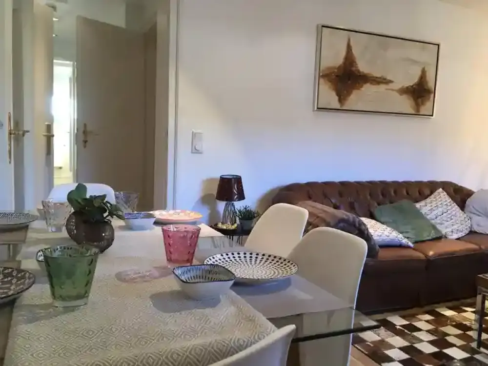 Stilvoll möblierte 2-Zimmer-DG-Wohnung mit Einbauküche