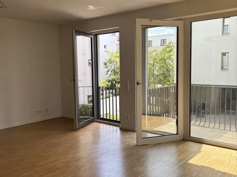 Lichtdurchfluteter Wohntraum: Neuwertige 3-Zimmer-Wohnung mit Balkon, Einbauküche & Tiefgar