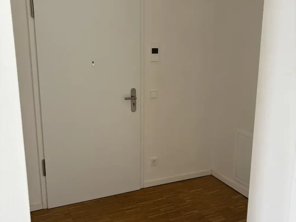 Lichtdurchfluteter Wohntraum: Neuwertige 3-Zimmer-Wohnung mit Balkon, Einbauküche & Tiefgar