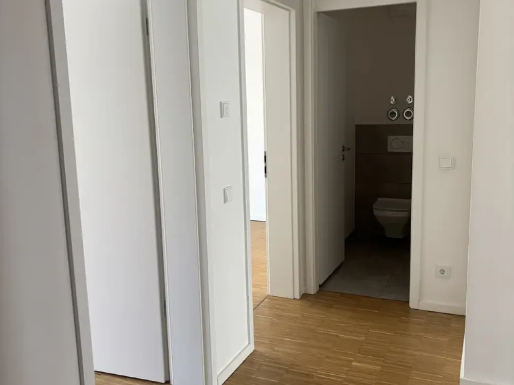 Lichtdurchfluteter Wohntraum: Neuwertige 3-Zimmer-Wohnung mit Balkon, Einbauküche & Tiefgar