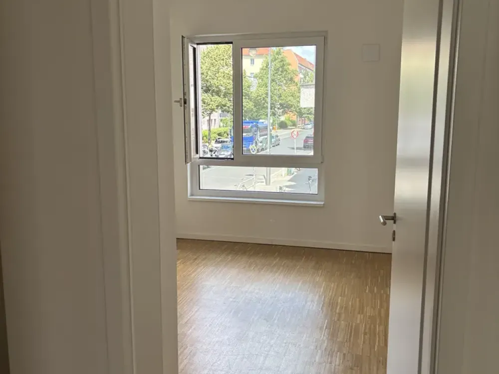 Lichtdurchfluteter Wohntraum: Neuwertige 3-Zimmer-Wohnung mit Balkon, Einbauküche & Tiefgar