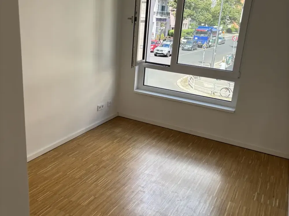 Lichtdurchfluteter Wohntraum: Neuwertige 3-Zimmer-Wohnung mit Balkon, Einbauküche & Tiefgar