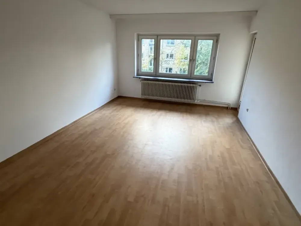 Helle 3-Zimmer-Wohnung mit großem Südbalkon ins Grüne & Einbauküche, ruhig und zentral